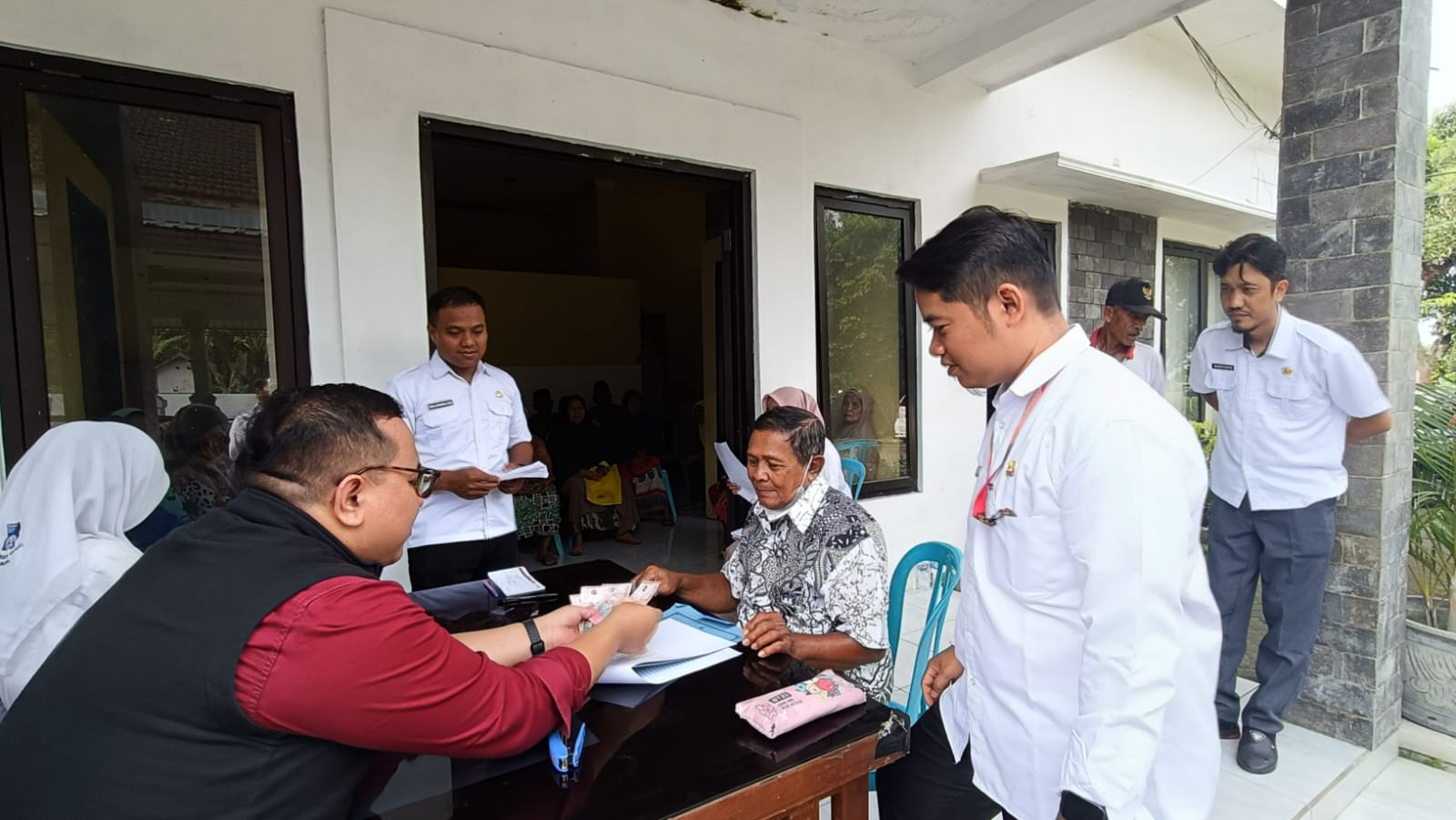   MERATA: Saat penyaluran banos DBHCHT ke keluraga penerima manfaat (KPM)  &nbsp;  