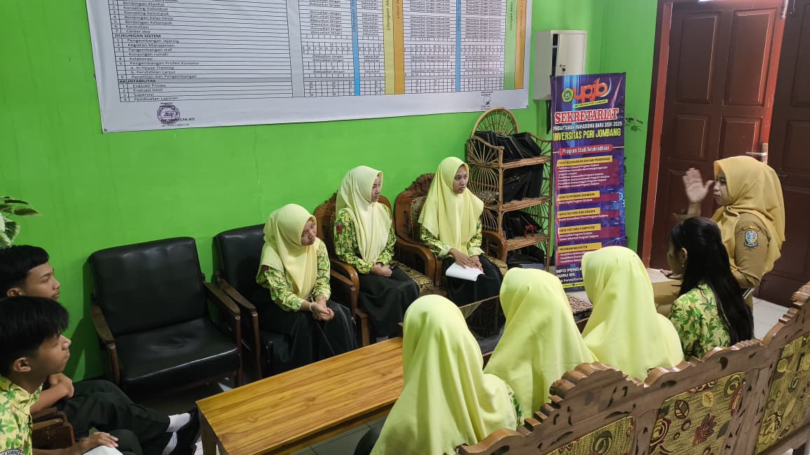 KONSULTASI: Siswa SMAN Bareng diskusi bersama guru BK persiapan masuk perguruan tinggi, (3/2).  &nbsp;