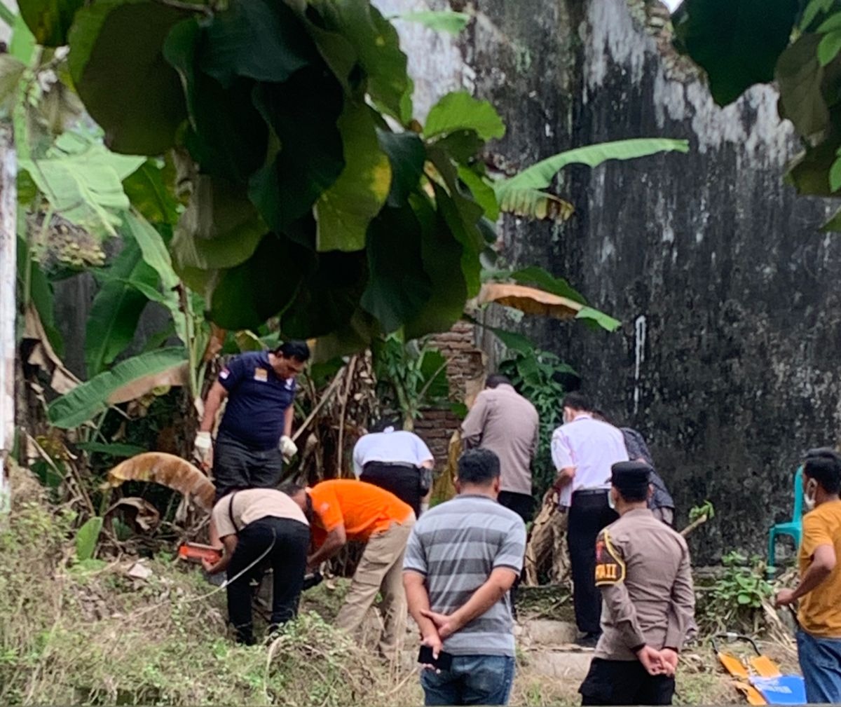 Polisi evakuasi dua jasad yang ditemukan di sebuah lubang yang berada di bekas gedung asrama polisi terbengkalai di Dusun/Desa Rejoagung, Kecamatan Ploso, Jombang Rabu (25/2) siang.