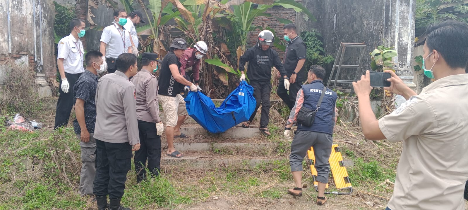 Polisi mengevakuasi dua jenazah perempuan yang ditemukan di lubang bekas asrama polisi terbengkalai Desa Rejoagung, Kecamatan Ploso