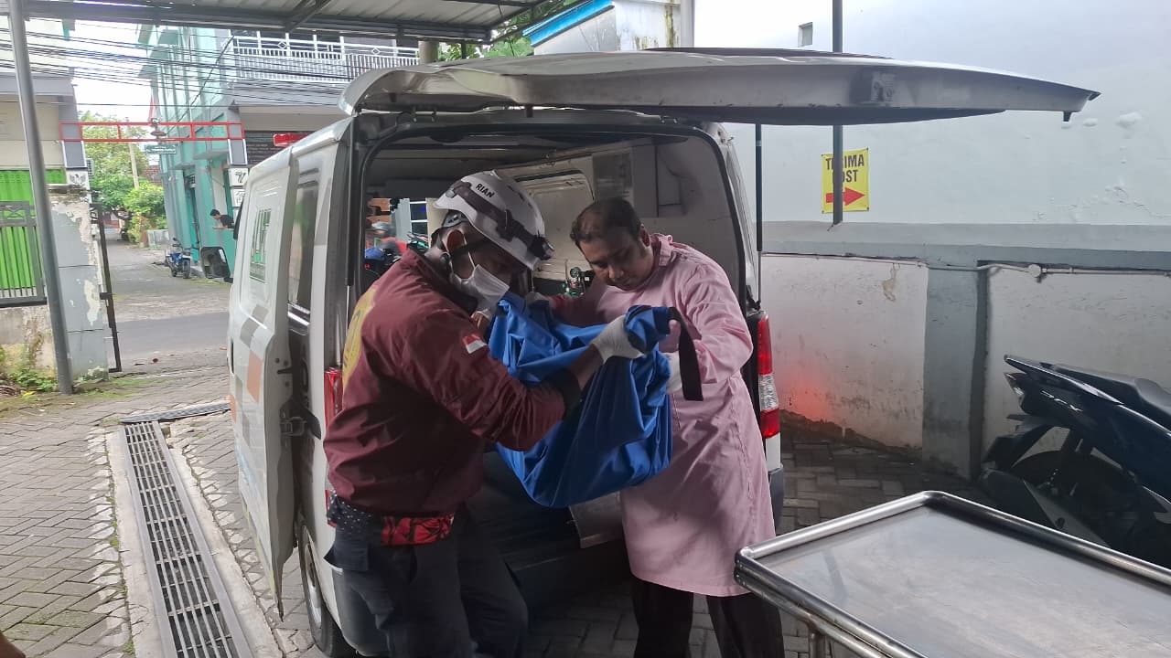 Petugas mengevakuasi ua jenazah berjenis kelamin perempuan ditemukan di sebuah lubang bekas bangunan asrama polisi terbengkalai di Desa Rejoagung, Kecamatan Ploso, Rabu (25/2) siang