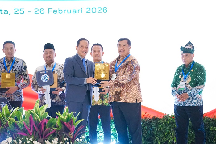   &nbsp;  SELAMAT: Bupati Jombang Warsubi menerima penghargaan dari Menteri Lingkungan Hidup/Kepala Badan Pengendalian Lingkungan Hidup, Hanif Faisol Nurofin