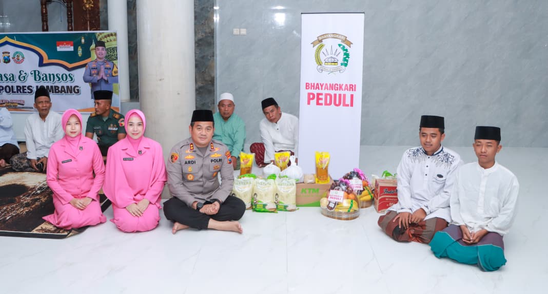 PEDULI: Kapolres AKBP Ardi Kurniawan dan Ketua Bhayangkari, Olivia Yolanda Ardi, memberikan bansos kepada perwakilan santri PP Anak Soleh, Keras, Selasa (24/2).