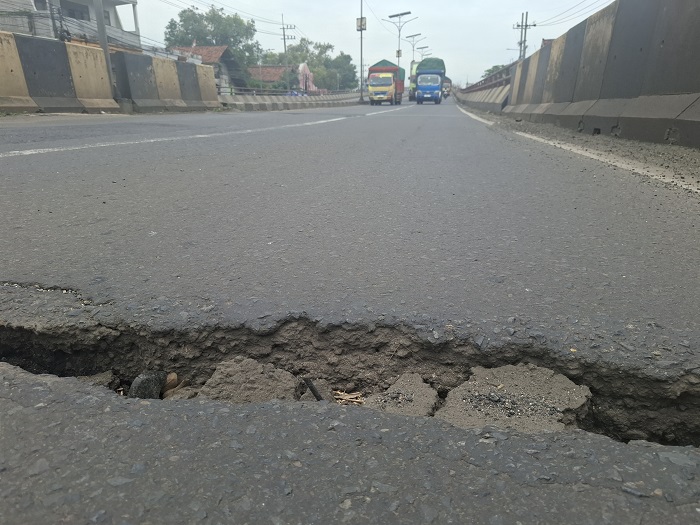 Kondisi jalan rusak di Flyover Peterongan Jombang