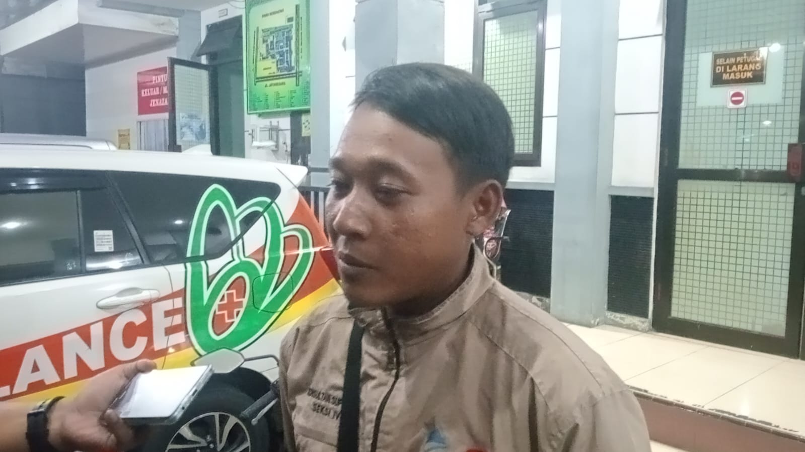 Marno, keluarga korban asal Nganjuk saat ditemui di RSUD Jombang Rabu (25/2) malam