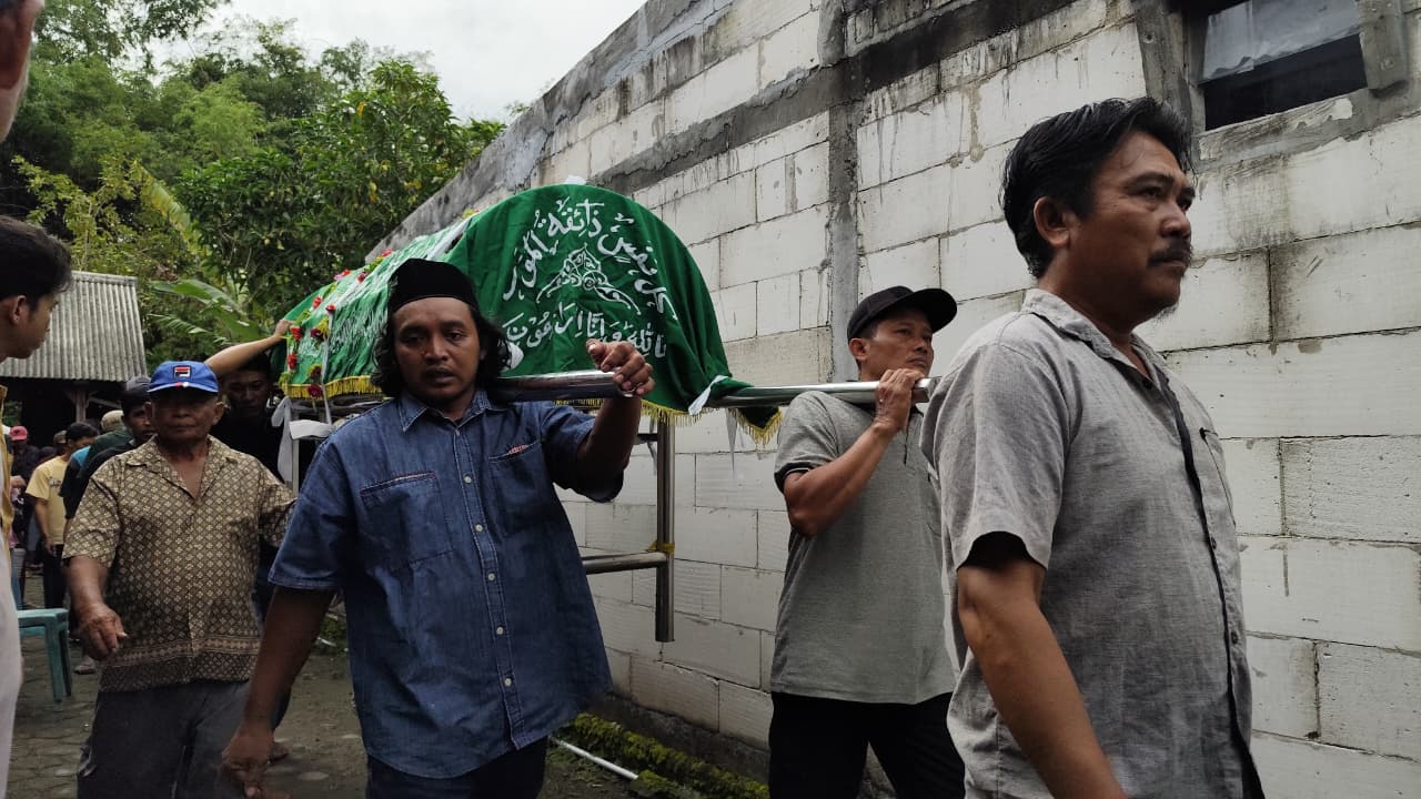Keluarga memakamkan jenazah ibu dan anak yang ditemukan di Ploso Jombang