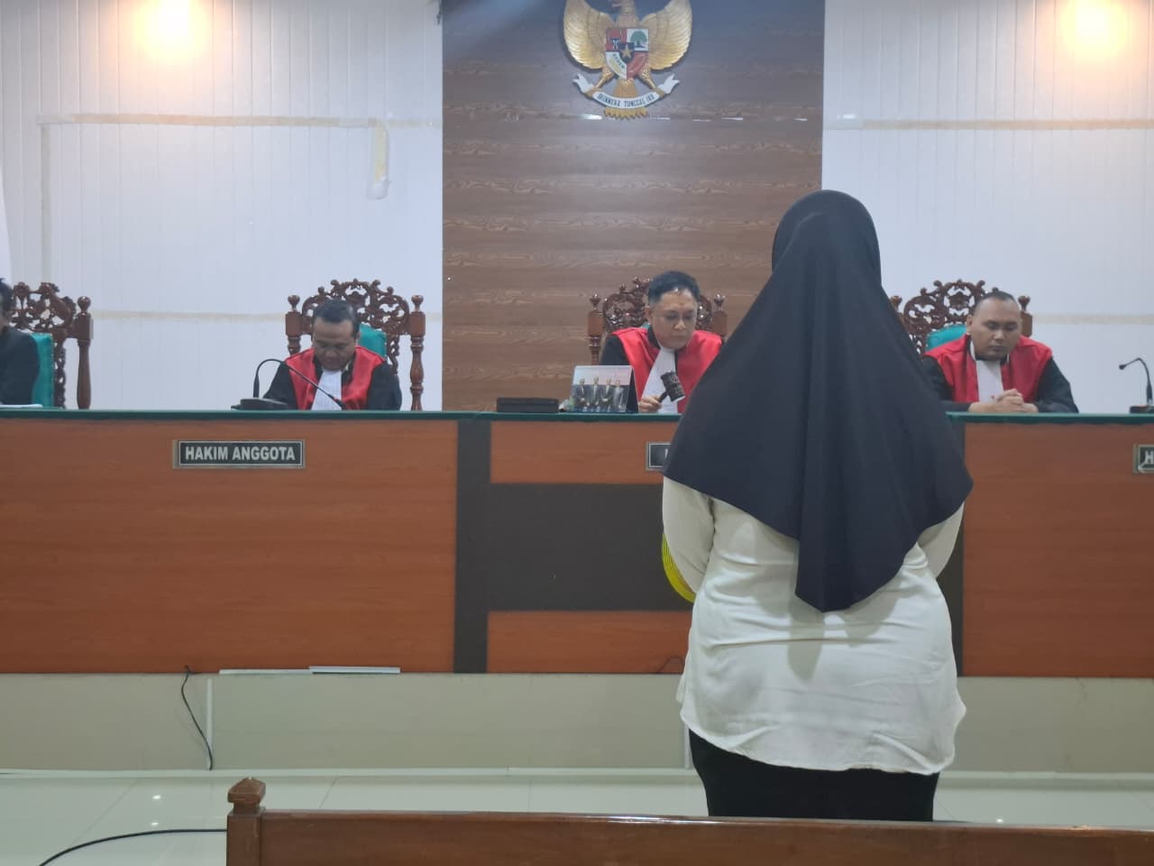 Terdakwa Fauziah saat mendengarkan vonis dari majelis hakim