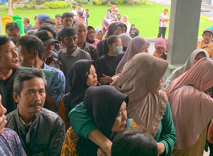  &nbsp;  ANTRE: Ratusan warga memadati kantor Dinas Kependudukan dan Pencatatan Sipil (Dispendukcapil) Jombang untuk mengurus pencetakan KTP-el, Kamis (26/2).  