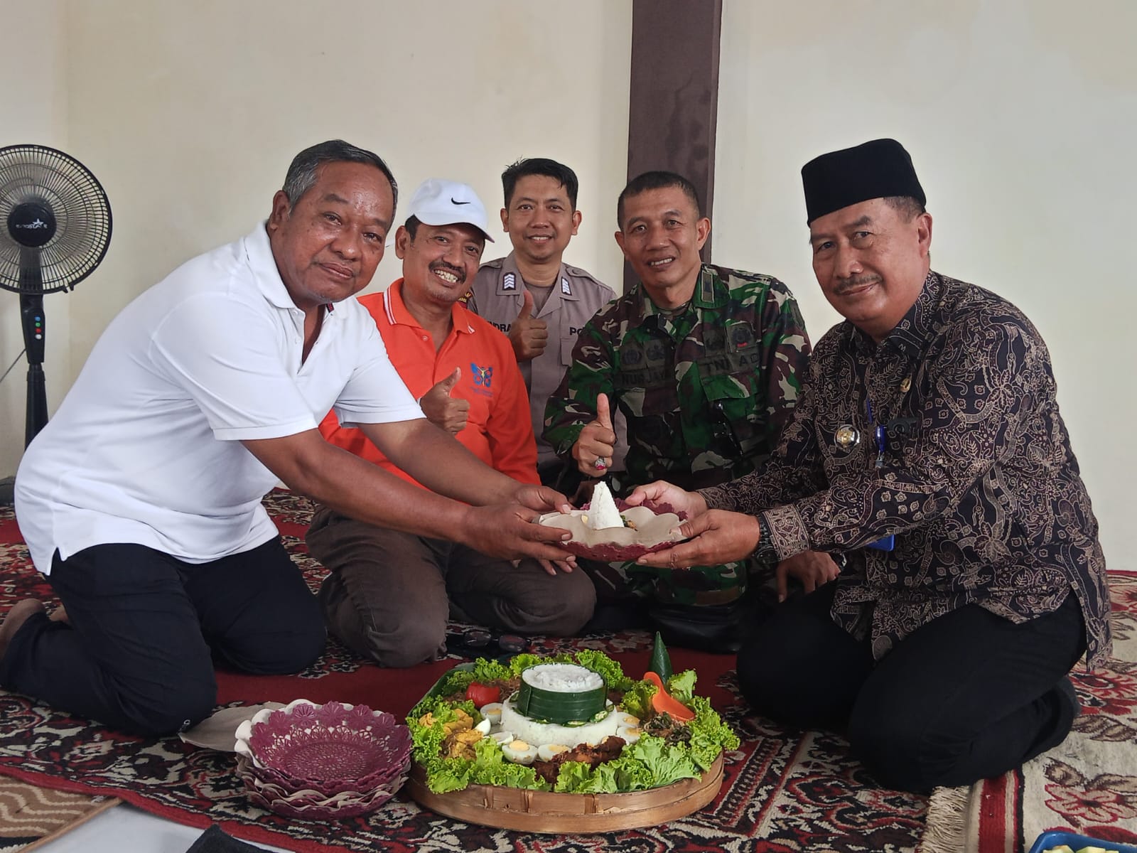  KOMITMEN BIDANG KESEHATAN: Kepala Desa Mancilan Atim Riduwan mendampingi para tamu undangan saat peresmian Polindes, Jumat (13/2).