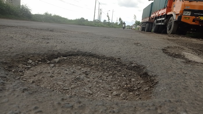   &nbsp;  RUSAK: Kondisi jalan nasional di ruas Jl Basuki Rahmat yang masih berlubang, Kamis (26/2).  