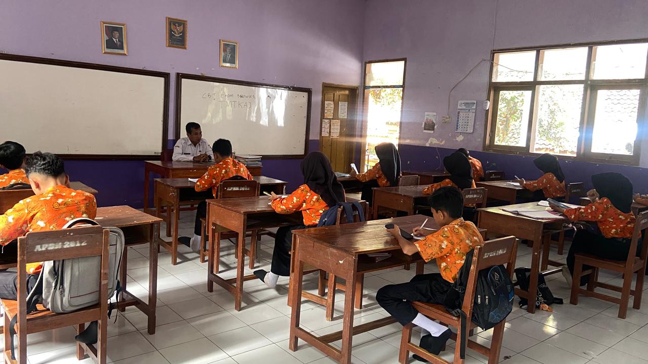 Siswa kelas VI SD Negeri dan Swasta di Kabupaten Jombang menjalani uji coba atau tryout Tes Kemampuan Akademik (TKA), Rabu (25/2).