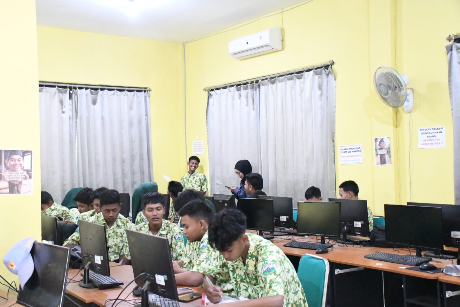 sebanyak 239 siswa SMA sederajat mengajukan permohonan cetak DTSEN sebagai salah satu persyaratan administrasi mendaftar KIP Kuliah.