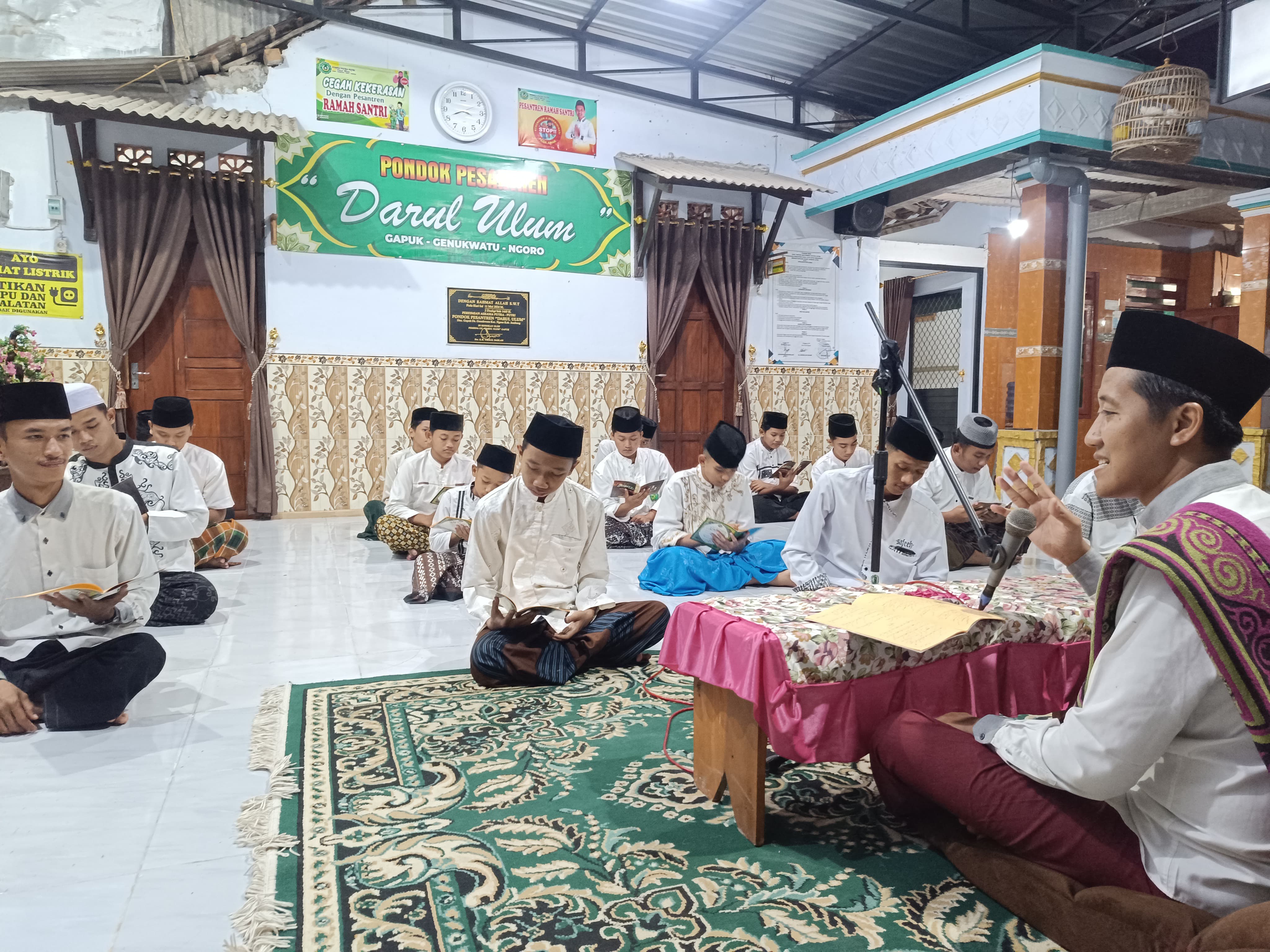 KHUSYUK: Para santri Pondok Pesantren Darul Ulum, Gapuk, Genukwatu Ngoro, mengikuti kegiatan ngaji kitab, Rabu (25/2).