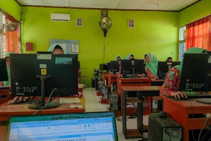 FOTO: Siswa SMPN 1 Jogoroto mengikuti kegiatan di laboratorium komputer  