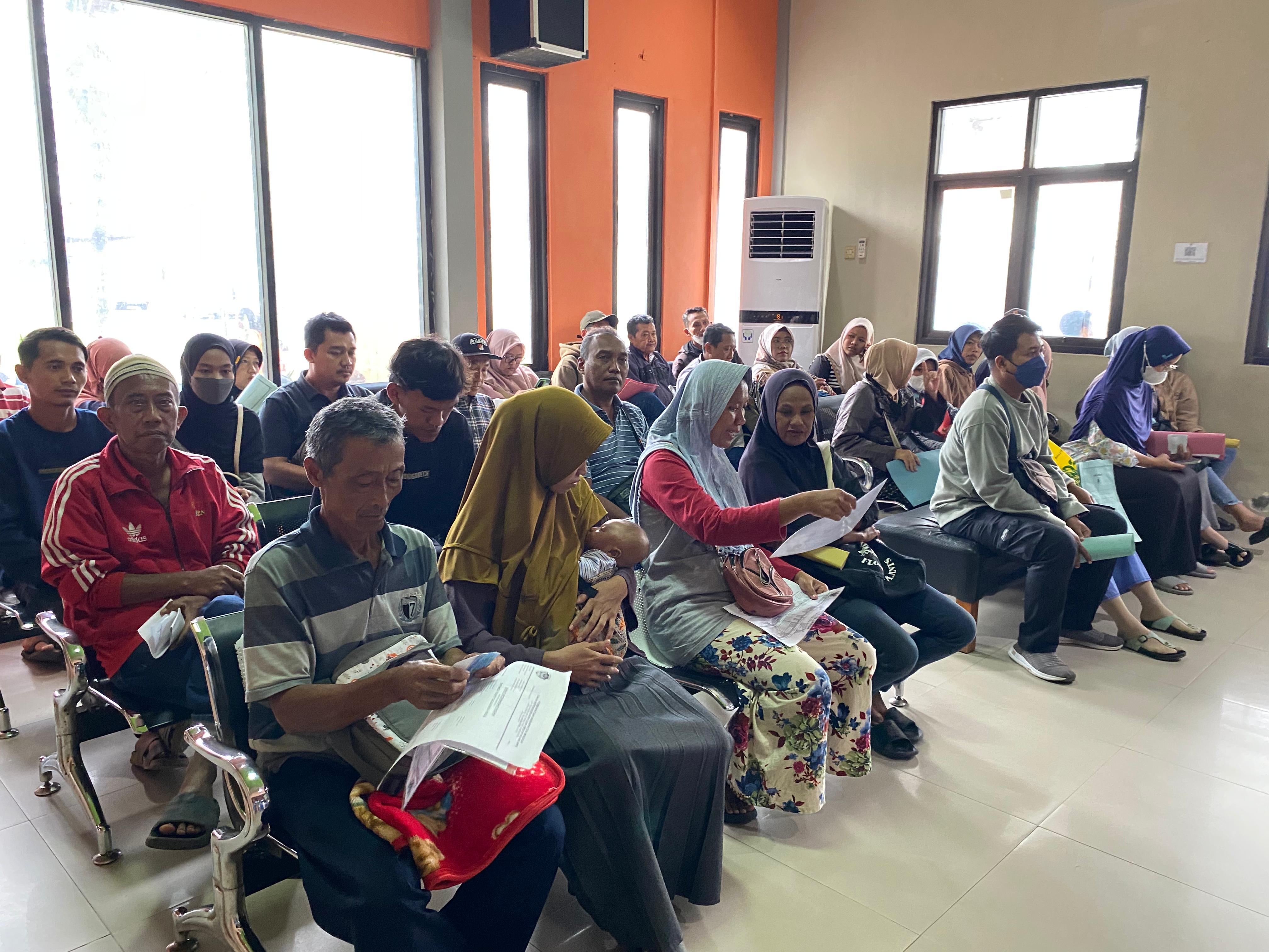   &nbsp;  MEMBELUDAK: Ratusan warga saat mengakses layanan KTP el di Kantor Dispendukcapil Jombang kemarin (27/2).  &nbsp;