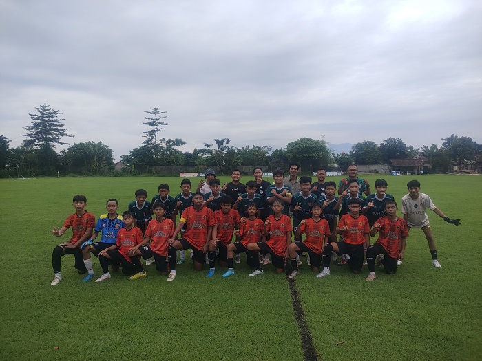  GELIATKAN SEMANGAT SEPAKBOLA: Kepala Desa Blimbing Wahyu Hidayat mendampingi ketua panitia Eko Santoso dan tim peserta saat pembukaan JFC Ramadhan Cup U-15 