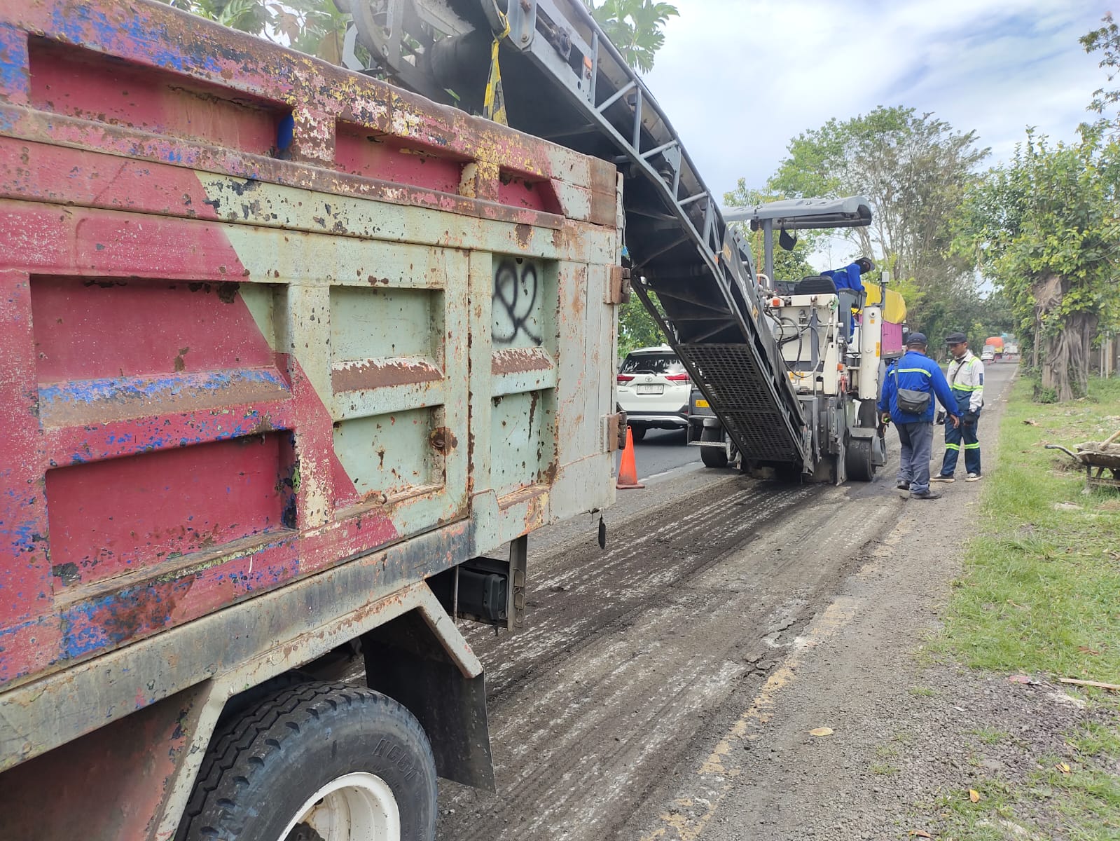 Perbaikan ruas jalan nasional di Kabupaten Jombang terus dipacu jelang arus mudik Lebaran. Salah satunya di Jl Basuki Rahmad.