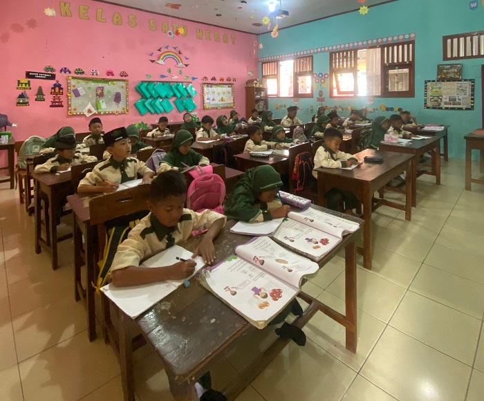 SEMANGAT: Siswa kelas 1 SDN Karangan 2 Kecamatan Bareng saat mengikuti pembelajaran, kemarin.