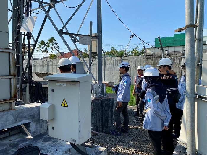   &nbsp;  TINJAU LOKASI: Tim Dinas PUPR saat melakukan tinjauan ke tower base transceiver station (BTS) di Kabupaten Jombang.  &nbsp;