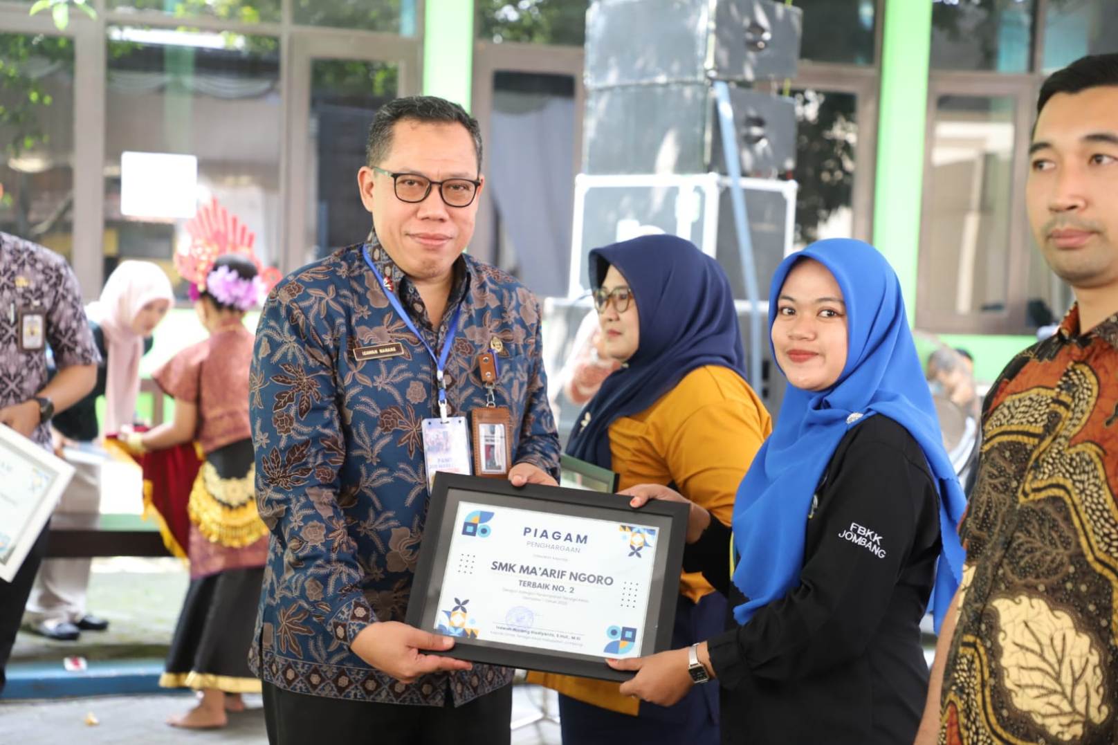    MEMBANGGAKAN: Ketua BKK SMK Ma&rsquo;arif Ngoro, Sherly Aprilia, menerima penghargaan BKK terbaik kedua se-Kabupaten Jombang 2025.