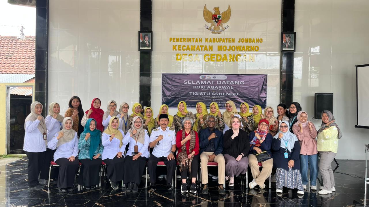  SINERGI: Kepala Desa Gedangan Sukarno bersama tim Head Quarter Jhpiego, Jhpiego Indonesia (MCGL), Dinas Kesehatan Kabupaten Jombang, Puskesmas Mojowarno, serta kade