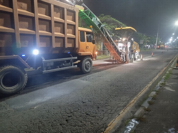   &nbsp;  DIKUPAS: Alat berat melakukan pengupasan permukaan aspal RiangroadMojoagung.