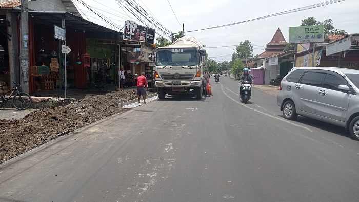  &nbsp;  BARU: Jalan kabupaten ruas Talunkidul-Kesamben diaspal dan dilebarkan melalui skema IJD.  &nbsp;