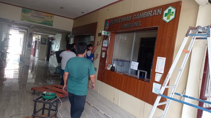  &nbsp;  BOYONGAN: Pekerja melepasi peralatan di Puskesmas Gambiran, Kecamatan Mojoagung sebelum pindah ke Gedung Olahraga Desa Gambiran.