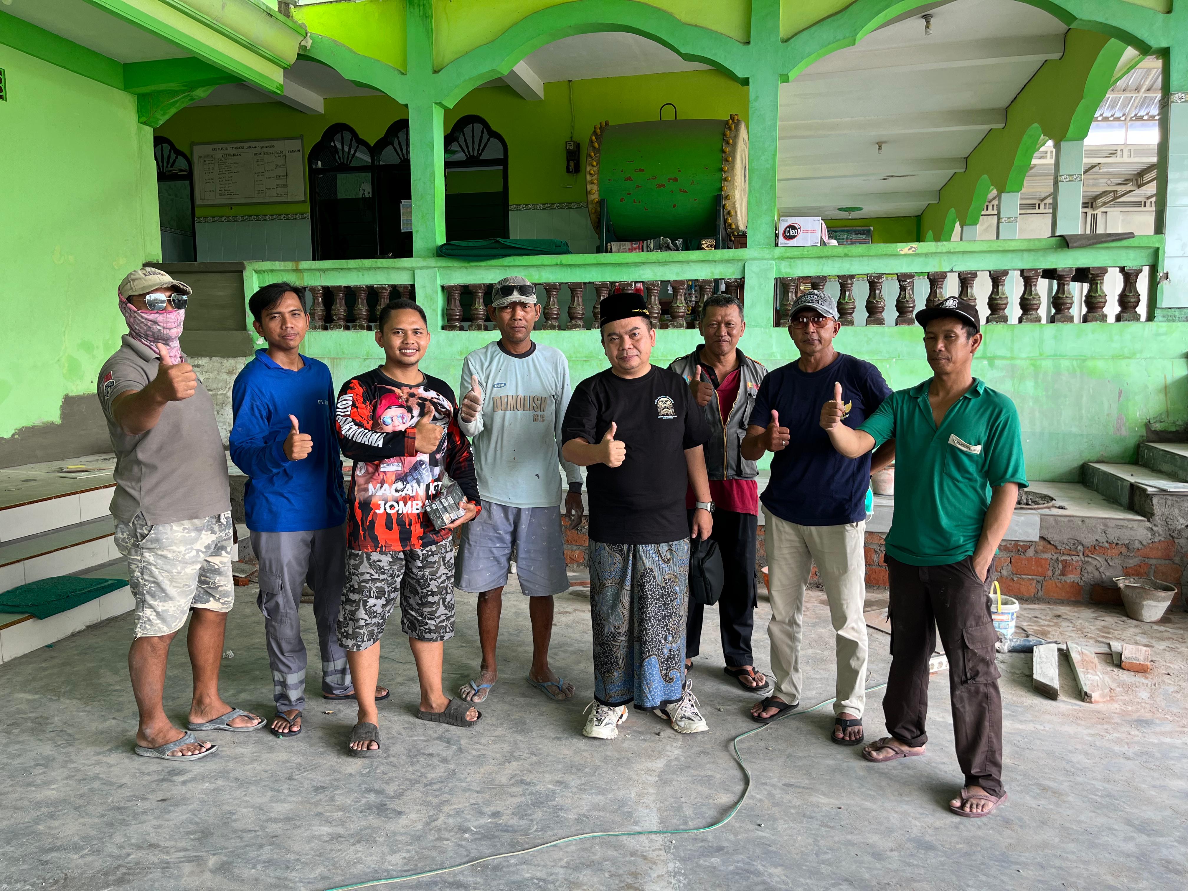 TELADAN: Wakil Ketua DPRD Jombang, HM Syarif Hidayatullah ST MMT (Gus Sentot), meninjau rehab Masjid Thoriqul Jannah, Dusun Segunung, Desa Jombok, Kecamatan Kesamben, (28/2).  &nbsp;