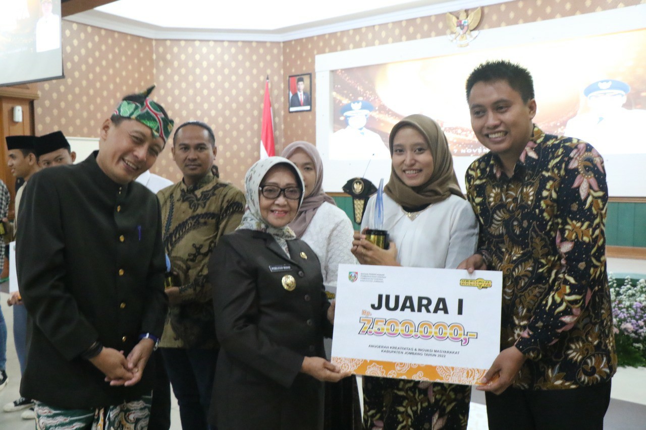 Atas dedikasinya, Nurhadi dan Istrinya mendapatkan penghargaan dari Pemkab Jombang atas industri kreatif yang membantu ekonomi warga sekitarnya