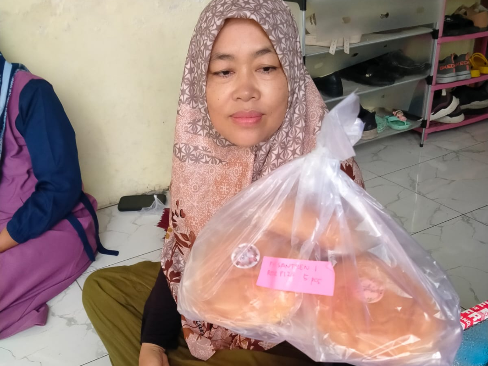 DIGANTI BARU: SPPG Tambakrejo 3 mengganti roti kepada penerima manfaat, Senin (2/3).  &nbsp;