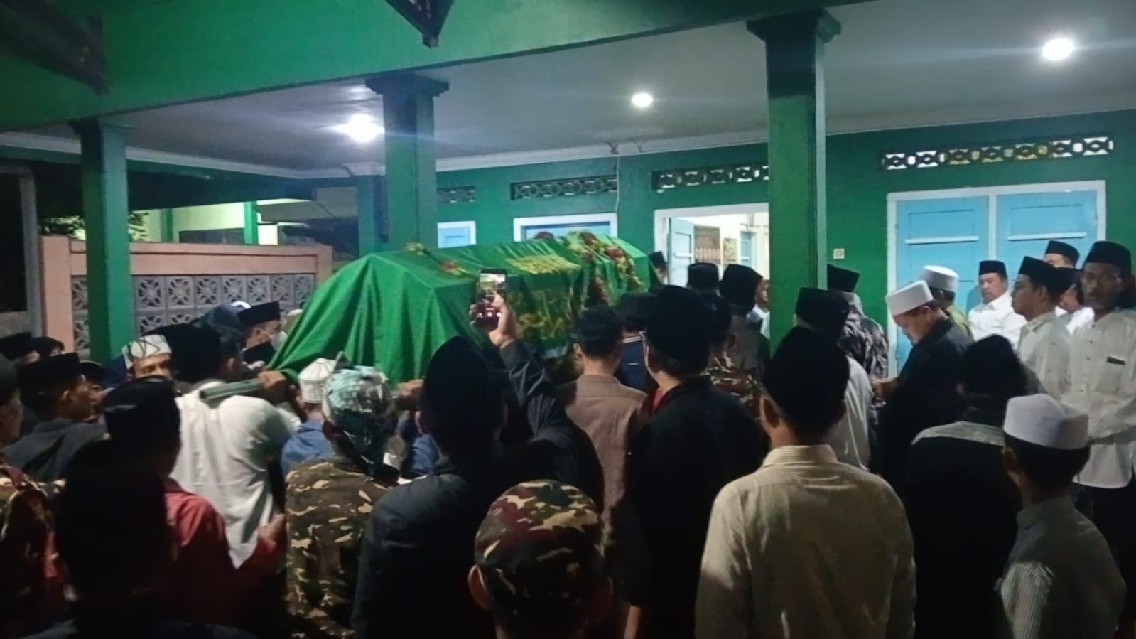 Ribuan peziarah memadati kawasan Pondok Pesantren Mambaul Maarif Denanyar, Kecamatan Jombang, Minggu (1/3/2026) malam.