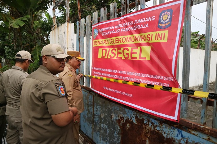 Senin (2/3), Satpol PP Jombang menindak tegas dengan melakukan penyegelan di sejumlah titik, salah satunya di Desa Peterongan, Kecamatan Peterongan
