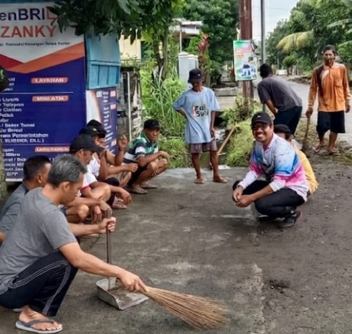  GIAT BERSAMA WARGA: Kepala Desa Bandung Anang Fauzi membaur bersama warga masyarakat setempat saat kegiatan kerja bakti menjelang bulan suci Ramadan.  &nbsp;