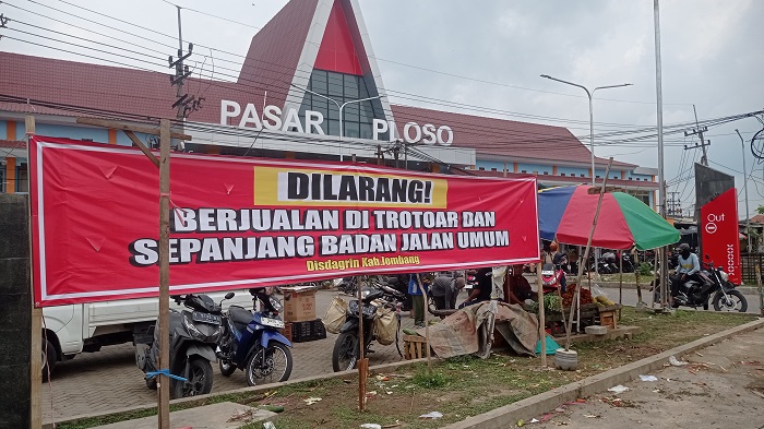  &nbsp;  BARU: Banner berisi larangan berjualan di trotoar dan bahu jalan depan Pasar Ploso.  &nbsp;