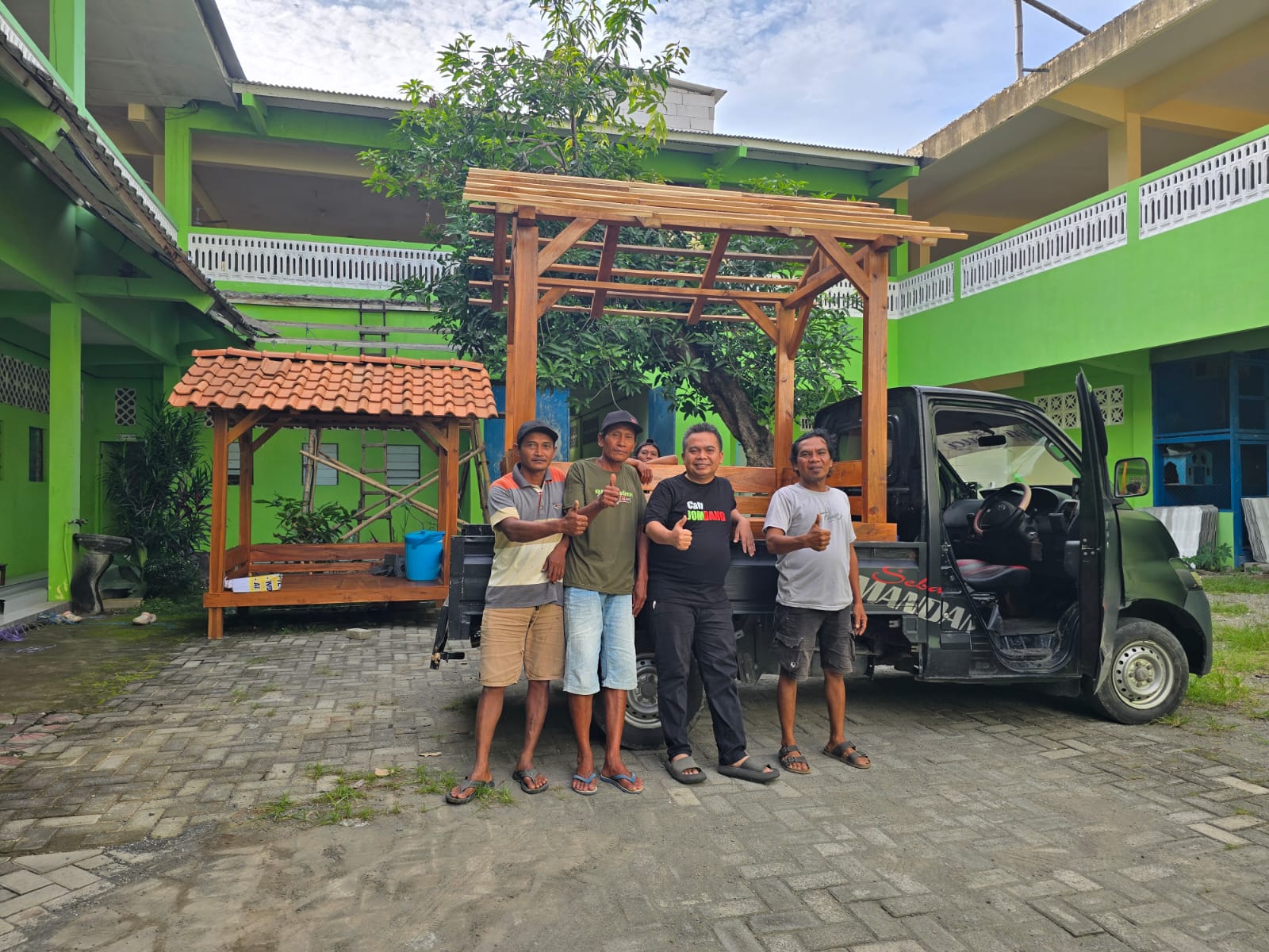 TELADAN: Wakil Ketua DPRD Jombang, HM Syarif Hidayatullah ST MMT (Gus Sentot), saat membeli gazebo dari UMKM di Kudu.  &nbsp;