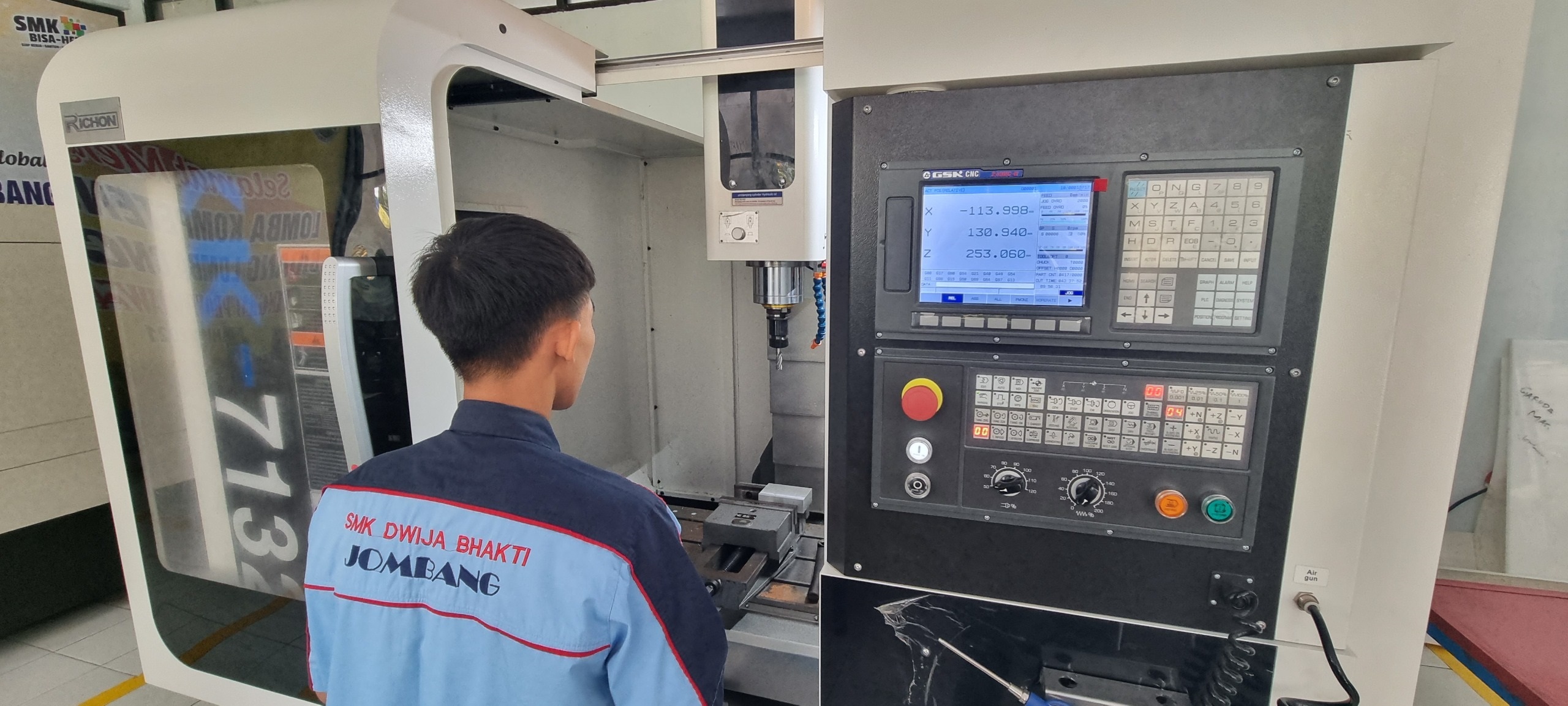  &nbsp;  ANTUSIAS: Siswa SMK Dwija Bhakti 1 Jombang saat mengikuti kegiatan praktik di ruang praktikum.  &nbsp;