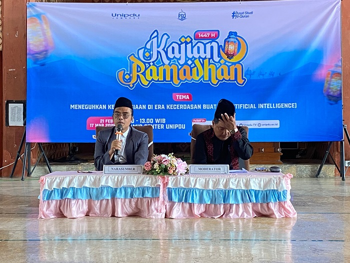   &nbsp;  MENCERDASKAN: Pengasuh Asrama Al Falah Darul Ulum Rejoso, KH M Dzul Hilmi As&rsquo;ad MPd, saat mengisi materi, Selasa (3/3).  &nbsp;