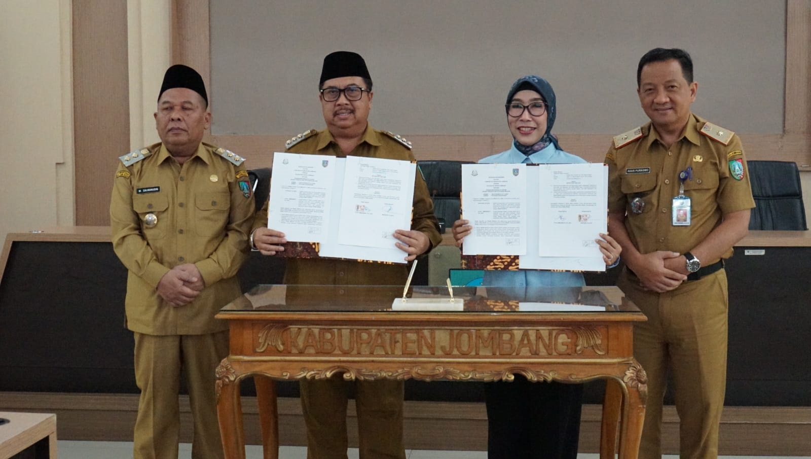   &nbsp;  SINERGI: Bupati Jombang Warsubi didampingi Wabup Salman bersama Kepala Kejaksaan Negeri Jombang, Dyah Ambarwati menandatangani MoU di Ruang Swagata Pen