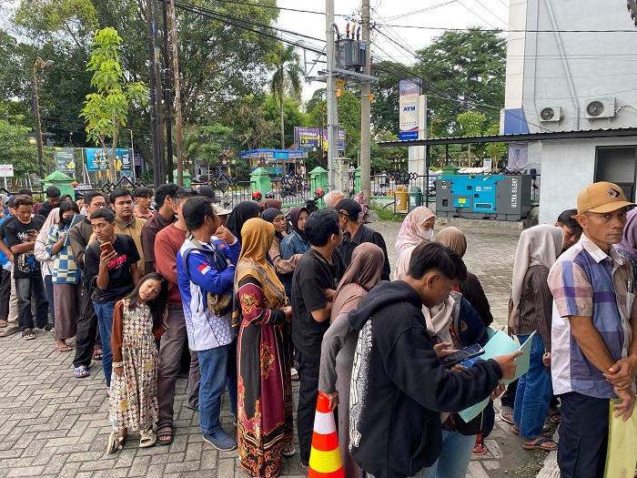   &nbsp;  &nbsp;  MENGULAR: Antrean warga di Mal Pelayanan Publik (MPP) Jombang Jalan Gus Dur mengular hampir setiap pagi.