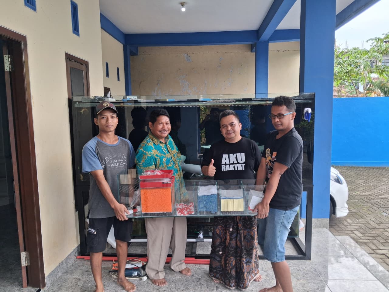 &nbsp;  TELADAN: Wakil Ketua DPRD Jombang, HM Syarif Hidayatullah ST MMT (Gus Sentot), saat membeli akuarium dari Aquarium Jombang.  &nbsp;  &nbsp;