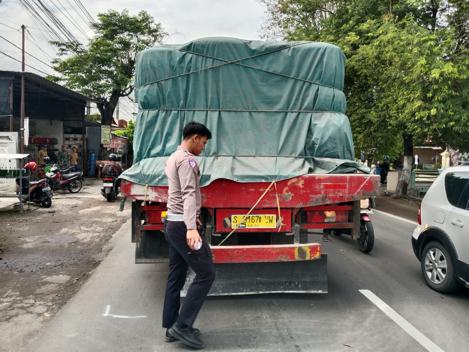 Seorang pengendara motor tewas seketika setelah terlindas truk tronton di Jalan KH Wahab Hasbullah, Dusun Tambakberas, Desa Tambakrejo, Kecematan Jombang, Selasa (3/3) pagi.