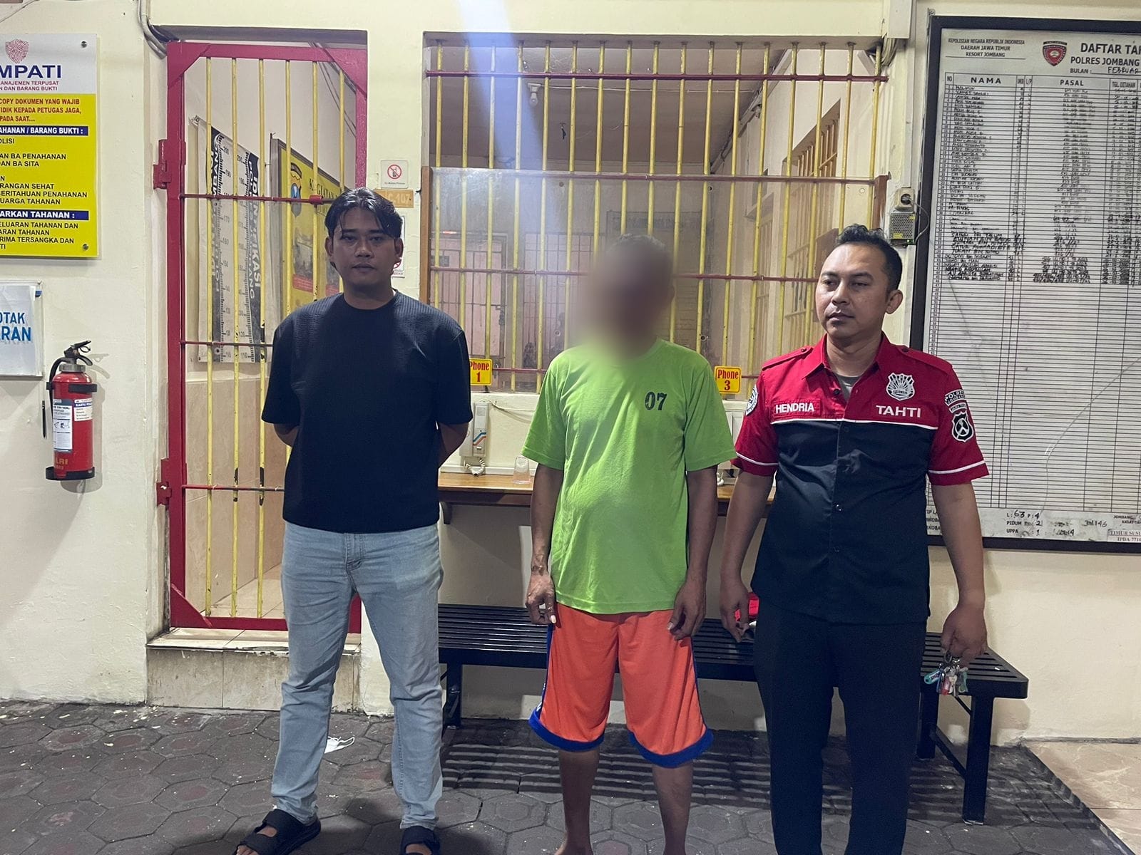 Satreskrim Polres Jombang menetapkan Sutarji, 57, Sekretaris Desa (Sekdes) Bakalan, Kecamatan Sumobito, sebagai tersangka kasus dugaan pemalsuan surat jual beli tanah