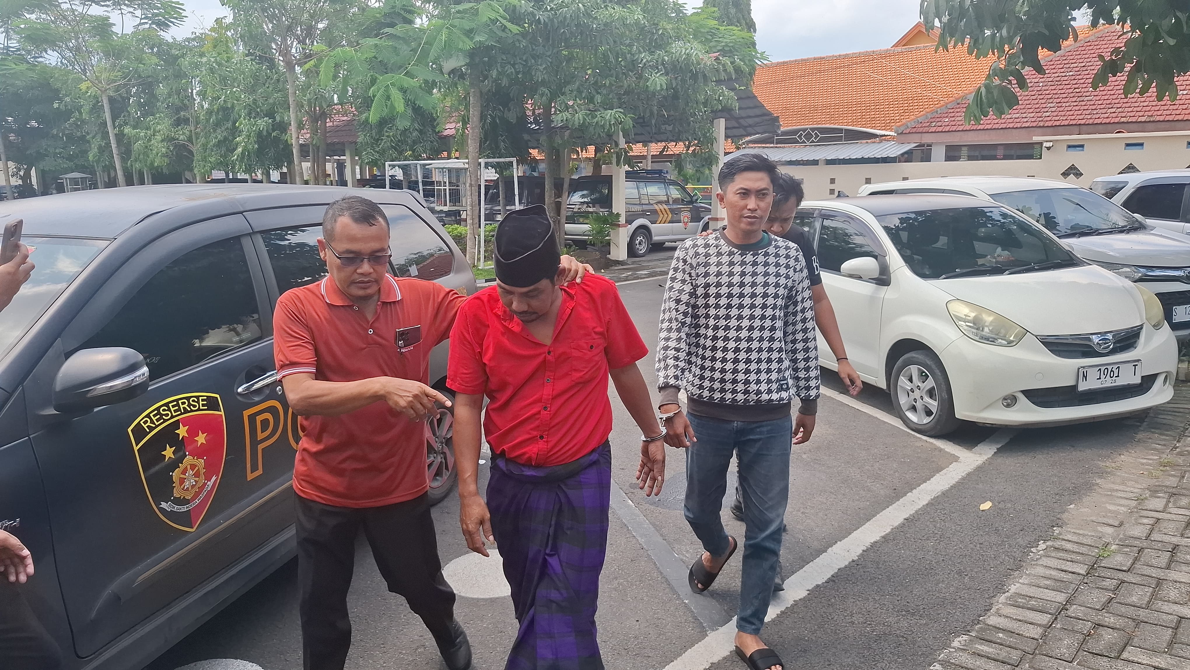 Dua pelaku penculikan saat digelandang ke Mapolres Jombang