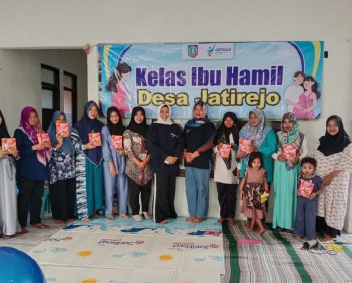  PEDULI SEJAK DINI: Kepala Desa Jatirejo Arifah bersama narasumber dan peserta kelas ibu hamil di kantor Desa Jatirejo, Jumat (20/2).
