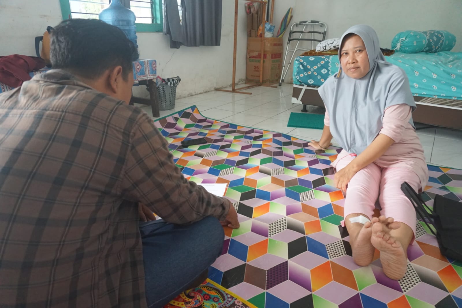 Widiyawati, 44, korban selamat bencana tanah longsor di Dusun Banturejo, Desa Sambirejo, Kecamatan Wonosalam, hingga kini masih hidup berpindah tempat setelah rumahnya hancur tertimbun longsor pada 25