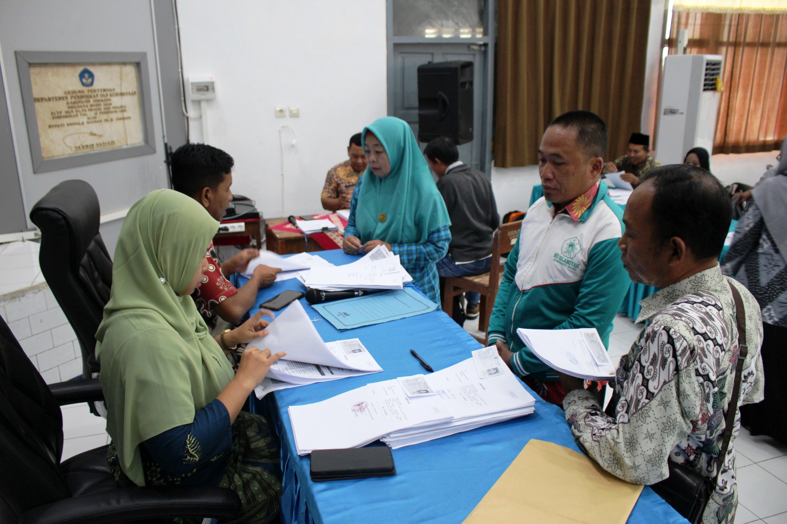 SEMANGAT: Penandatanganan naskah perjanjian hibah daerah di Aula 1 Dinas Pendidikan dan Kebudayaan Kabupaten Jombang, (18/2).