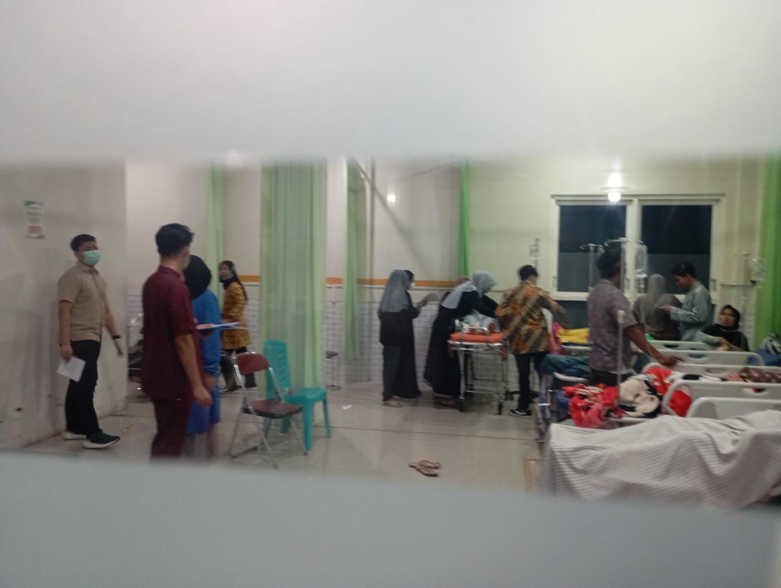 Puluhan santri dari Pondok Pesantren AtTaubah, Betek, Mojoagung Jombang dilarikan ke rumah sakit Kamis (5/3) malam.