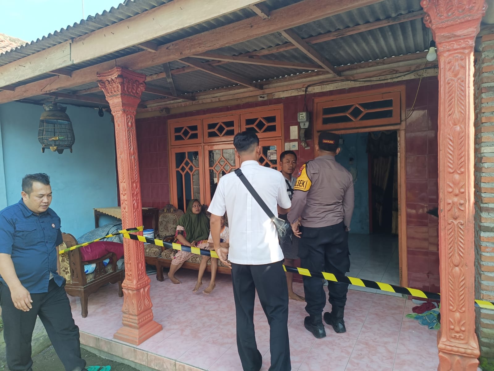  S, 60, seorang pria ditemukan meninggal dunia akibat gantung diri di dalam rumahnya di Desa Trawasan, Kecamatan Sumobito, Kabupaten Jombang, Rabu (4/3) siang.