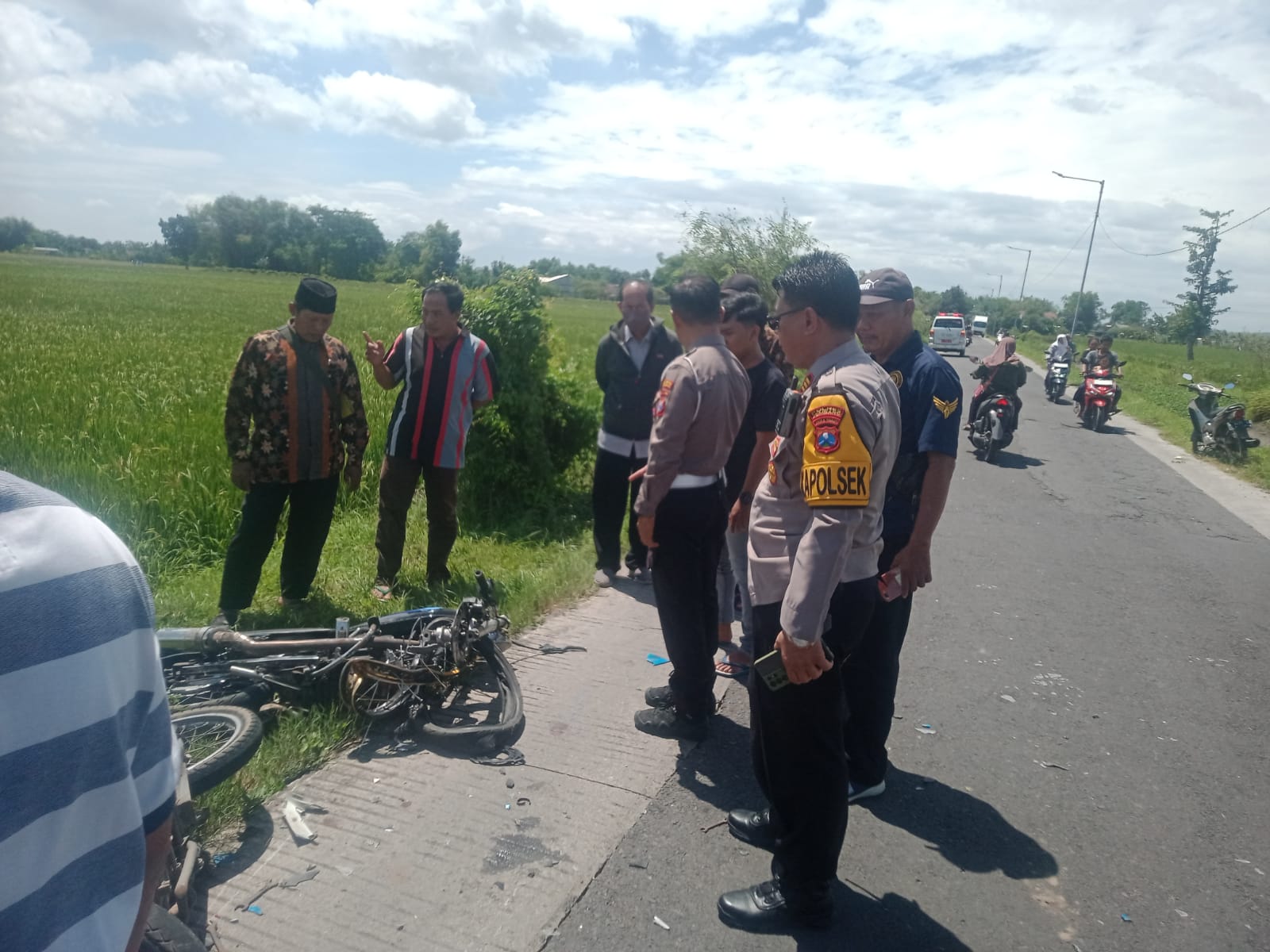 Kecelakaan lalu lintas melibatkan sepeda motor, pejalan kaki, dan satu kendaraan lain terjadi di Jalan Raya Dusun Pagak, Desa Sumberjo, Kecamatan Megaluh, Kabupaten Jombang, Kamis (5/3) pagi.
